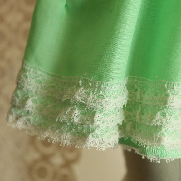 Vintage Baby Dress, Green with Lace Trim Little Girls Frilly Frock - Picture 5 of 10